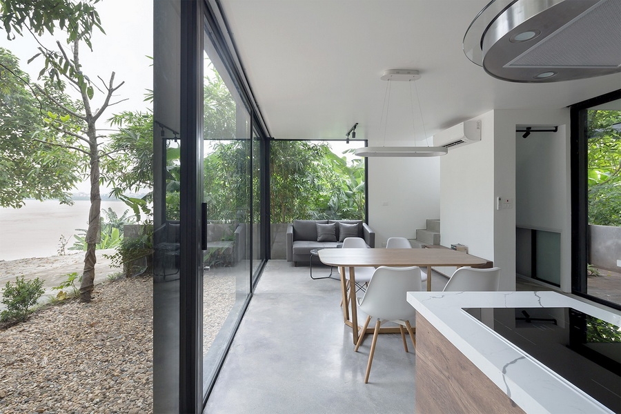 Những vách kính lớn được sử dụng để đón ánh sáng tự nhiên và đem lại cảm giác giao hòa với thiên nhiên, mở rộng tầm nhìn.