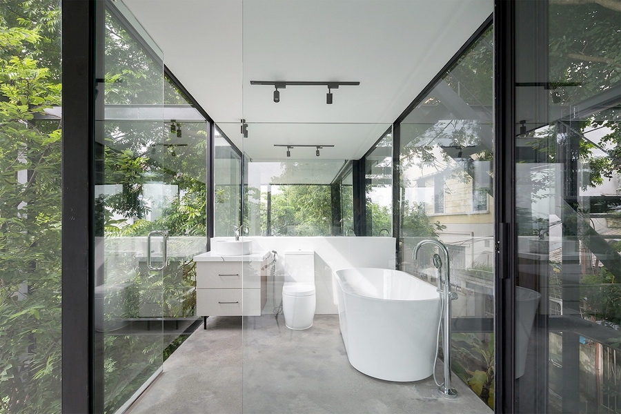 Với vật liệu kính bao che chủ đạo, ngôi nhà như trong suốt. Mặc dù sử dụng nhiều kính nhưng nhờ hệ cây xanh ở vườn bao quanh, công trình vẫn mát mẻ và kín đáo