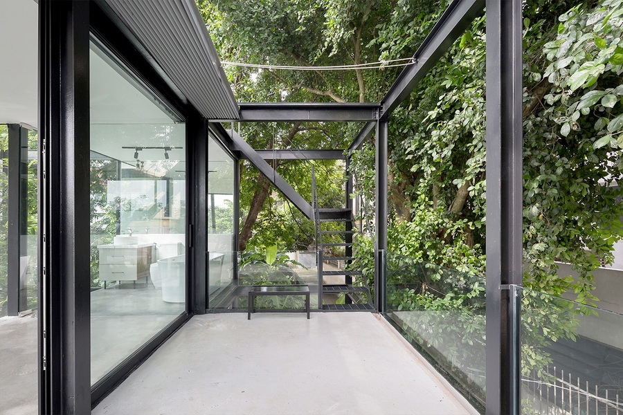 Xung quanh nhà có những khoảng hiên, khoảng đệm sử dụng mái che di động cho cảm giác thanh thoát, nhẹ nhàng.