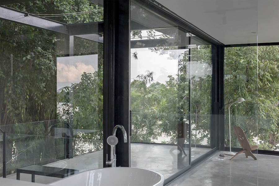 Từ trong nhà, nhìn ra phía nào cũng tràn ngập màu xanh.