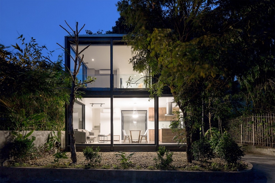 Hình ảnh ngôi nhà lung linh trong đêm./.