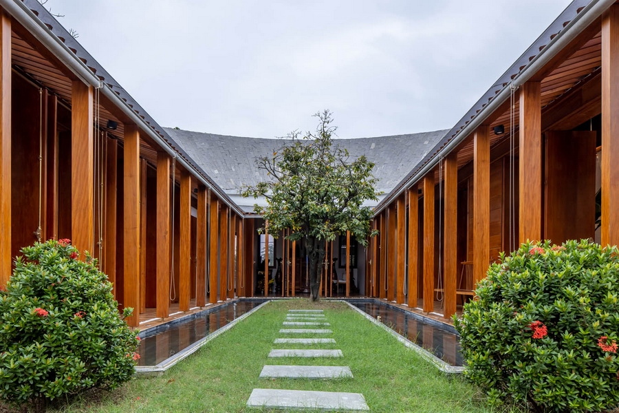 Công trình là một ngôi nhà ở nằm trong quần cư nông thôn ở Tam Xuân 1, huyện Núi Thành, tỉnh Quảng Nam, được xây dựng 175m2 trên diện tích khuôn viên 1.490m2 có nhiều cây xanh. Ý tưởng của kiến trúc sự đưa ra là tạo một phong cách dân gian đương đại, hài hòa những giá trị truyền thống và hiện đại, đem lại không gian sống gần gũi với thiên nhiên.