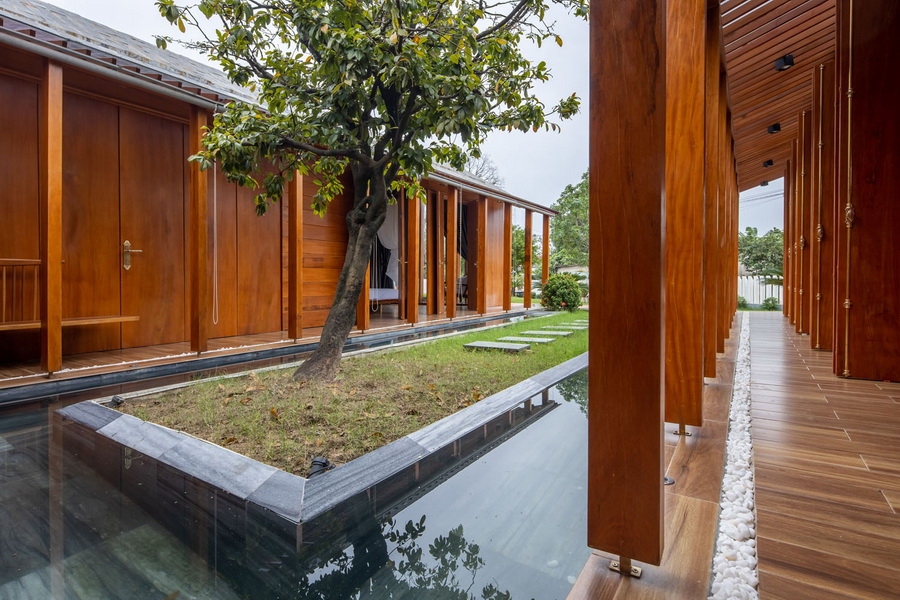 Ngôi nhà có mặt bằng hình chữ U, cấu trúc đăng đối dựa trên ngôi nhà 3 gian truyền thống. Ba khối kiến trúc kết nối liên hoàn ôm lấy một mảnh sân vườn ở giữa. Công trình có hình khối đơn giản với hệ mái dốc và những hàng hiên.