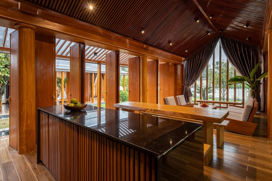 Mặt bằng kiến trúc được tổ chức khoa học, mạch lạc. Theo đó, gian thờ nằm ở giữa, phòng khách với bếp ăn một bên, phía bên kia là các phòng ngủ. Gỗ là chất liệu chủ đạo trong công trình gợi nhắc ngôi nhà truyền thống, đem lại cảm giác ấm áp. Tuy nhiên, các cấu kiện và chi tiết gỗ được chế tác đơn giản, hiện đại.