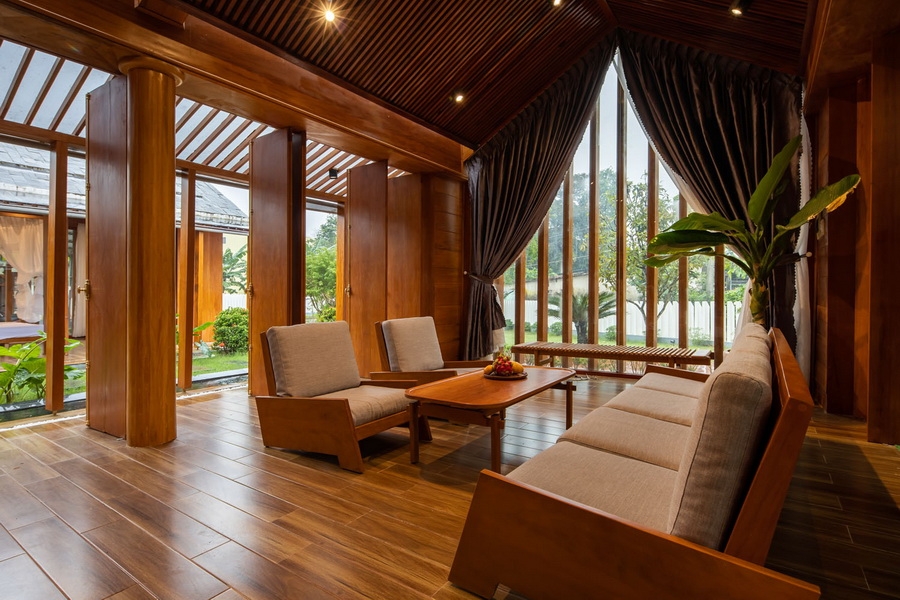 Phòng bếp ăn và phòng khách là một không gian chung liên thông, tạo nên nét hiện đại và tiện nghi cho sử dụng. Khu bếp nấu được ngăn cách với bàn ăn bằng một đảo bếp kiêm quầy bar.
 