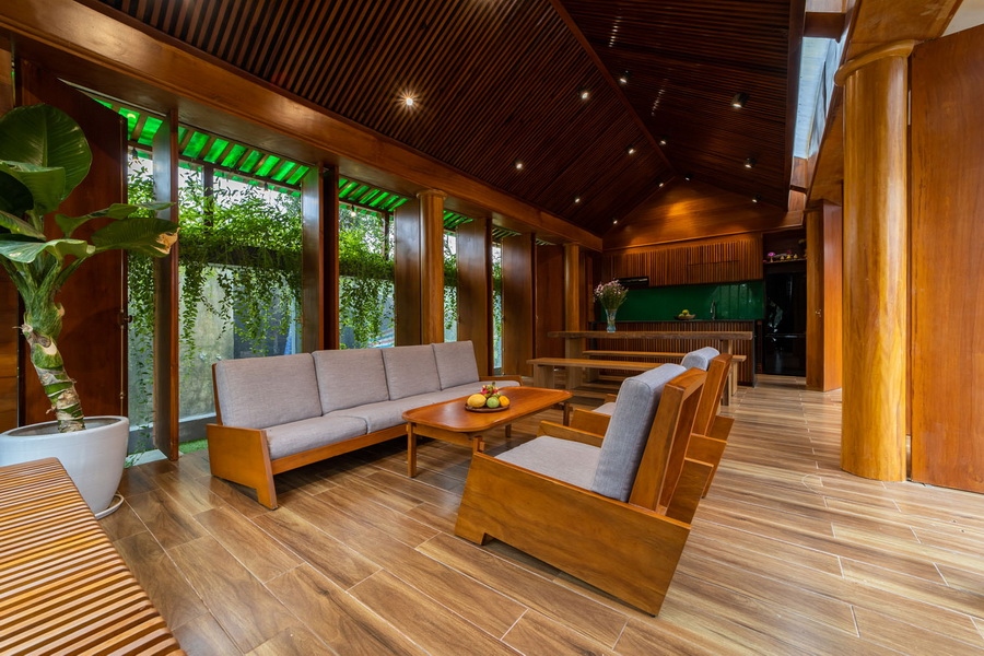 Phòng khách mở ra nhiêu phía với những không gian thoáng đãng và chan hòa ánh sáng tự nhiên. Đồ nội thất có phong cách hiện đại.