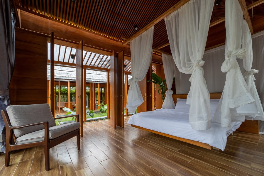 Phòng ngủ rộng rãi, thoáng mà vẫn ấm áp nhờ nội thất gỗ.