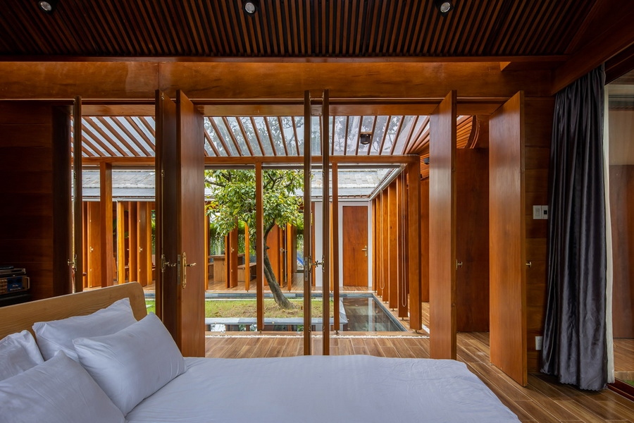 Các không gian nối tiếp nhau tạo nên những góc nhìn thú vị trong công trình. Nhờ vào các không gian mở đã giúp cho công trình kiểm soát được toàn bộ ánh sáng sử dụng, tiết kiệm được năng lượng điện chiếu sáng.