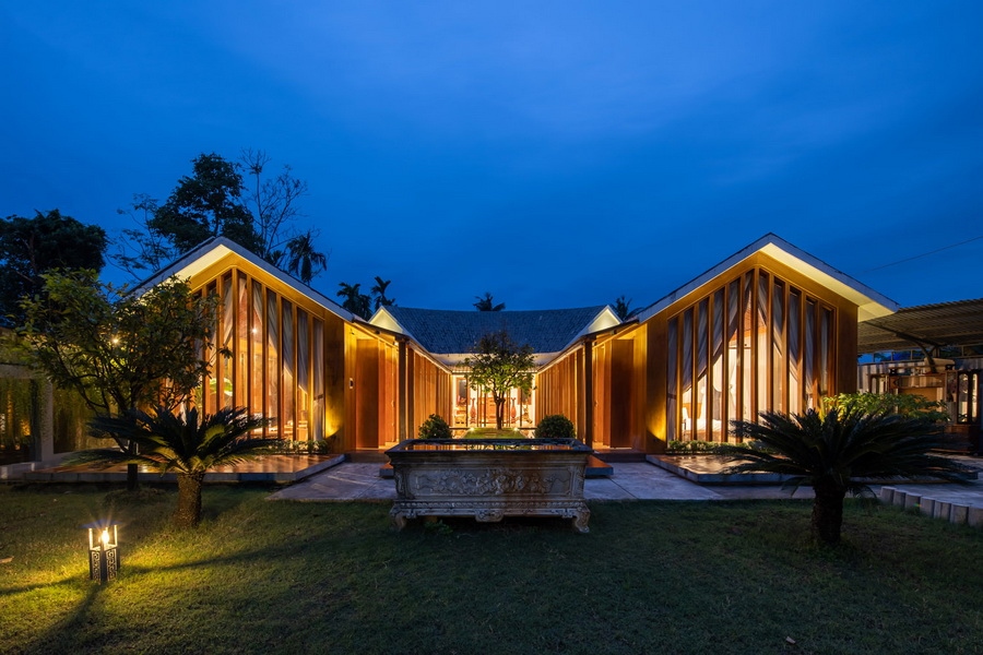 Hình ảnh ngôi nhà trong ánh đèn đêm. Công trình là một sự kết hợp hài hòa giữa cũ và mới, giữa truyền thống và hiện đại, đem lại không gian sống tiện nghi, thẩm mỹ và gần gũi với thiên nhiên./.