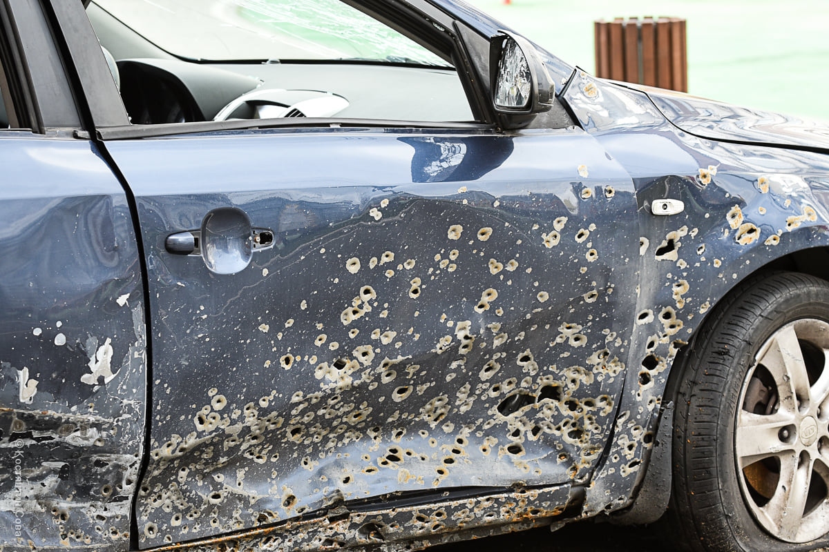 Vết đạn chi chít trên 1 chiếc ô tô sau các cuộc giao tranh khốc liệt ở Ukraine. Ảnh: Facebook.