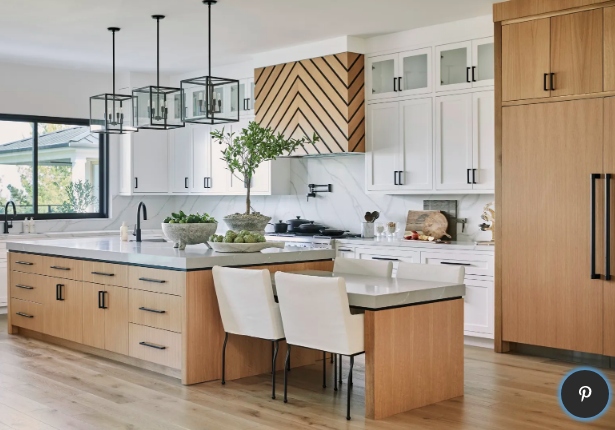 Đá marble tiếp tục được sử dụng trong nhà bếp. Gam màu trắng và nâu được sử dụng hài hoà.