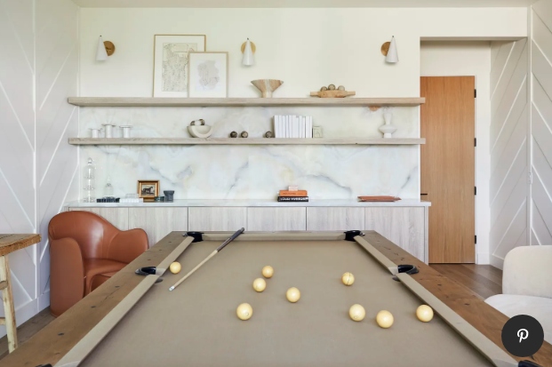 Phòng thư giãn với bàn bia được trang trí đẹp như một tác phảm nghệ thuật.