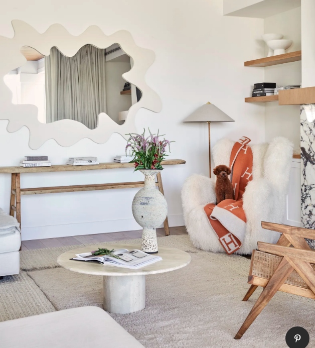 Người đẹp rất chịu chơi khi đầu tư toàn món nội thất đắt đỏ: ghế thư giãn từ thương hiệu CB2, gương của hãng Hannah Polskin mirror, bàn cà phê của L.A.’s Big Daddy’s Antiques.