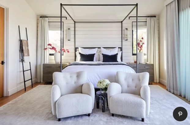 Phòng ngủ không quá rộng, phù hợp với yêu cầu của chủ nhân. Lãng mạn, lịch thiệp và tinh tế là âm hưởng chủ đạo trong ngôi nhà của Hoa hậu hoàn vũ.