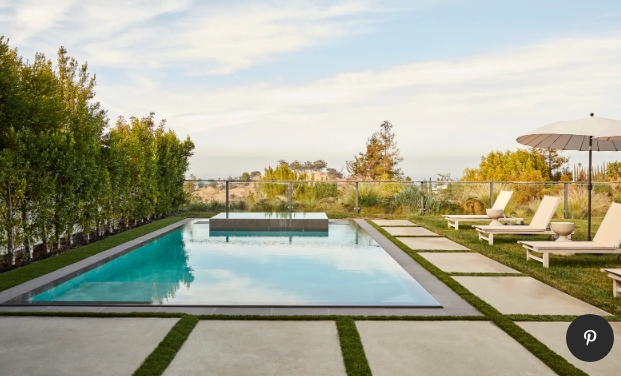 Bể bơi ngoài trời và sân vườn không thua kém bất cứ resort 5 sao nào./.