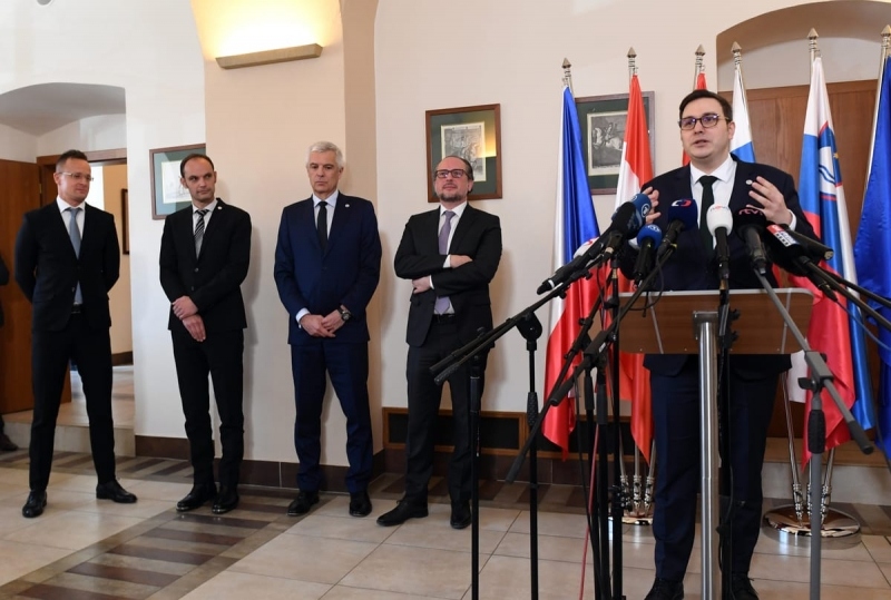 Bộ trưởng Ngoại giao Séc Jan Lipavsky trả lời họp báo cùng những người đồng cấp trong nhóm Central 5 gồm Áo, Séc, Hungary, Slovakia và Slovenia ngày 12/4. Ảnh: English.radio.cz