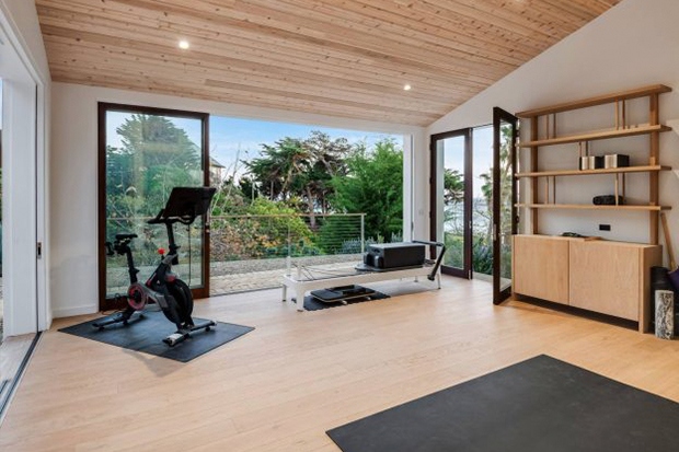 Phòng tập thể dục trong nhà là niềm đam mê lớn đối với "Nữ hoàng tập luyện" như Cindy. Cô thực hiện một số video hướng dẫn luyện tập có lượt xem "khủng" trên Youtube.