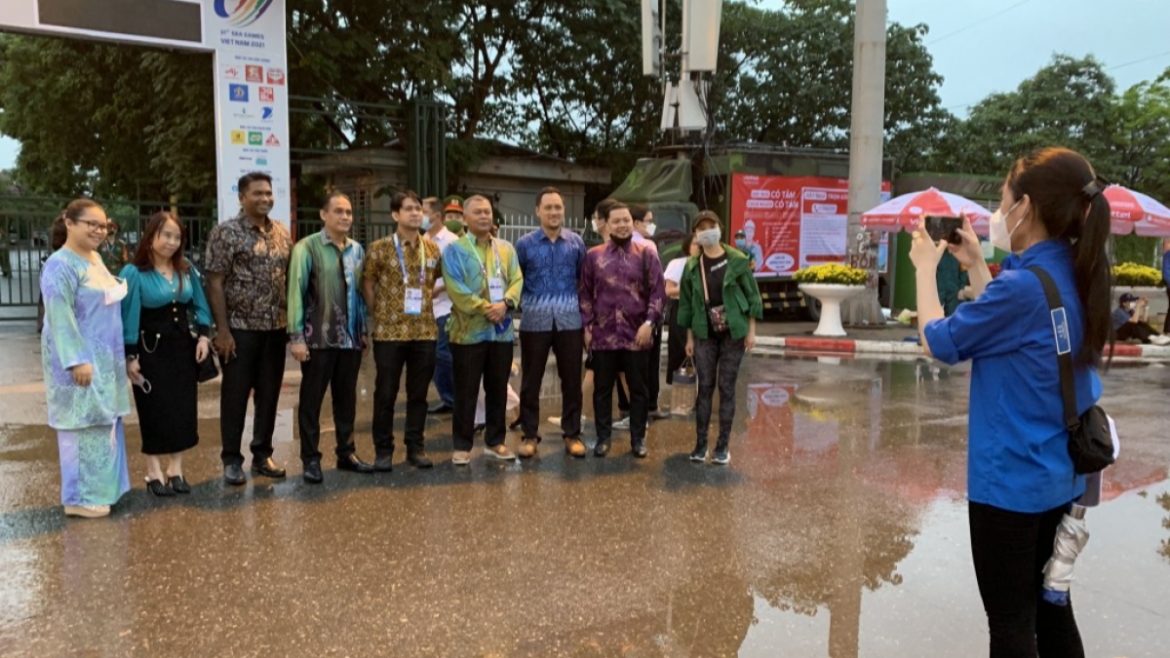 Tình nguyện viên chụp ảnh lưu niệm cho khách. 