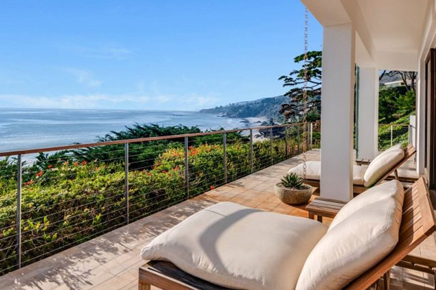 Khu vực ban công là nơi tuyệt vời để nghỉ ngơi, giải trí và ngắm hoàng hôn nổi tiếng ở Malibu.