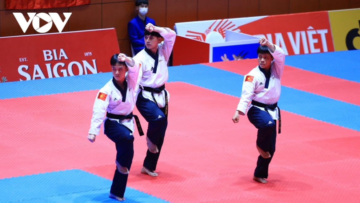 Tiếp nối thành công của nội dung quyền đồng đội sáng tạo 5 người, Taekwondo Việt Nam còn có thêm 3 HCV nữa: Trần Hồ Duy, Nguyễn Đình Khôi, Nguyễn Thiên Phụng có thành tích cao nhất nội dung quyền đồng đội biểu diễn nam. 