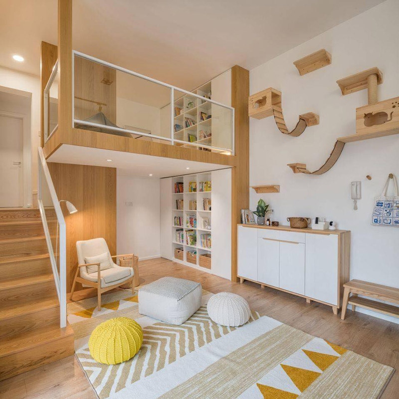 Một thiết kế khác tận dụng cả tầng trên và tầng gác lửng làm thư viện sách. Nơi đọc sách cũng được trang trí rất đẹp mắt với tone màu sáng giúp người đọc có thể thoải mái và thư giãn hơn.