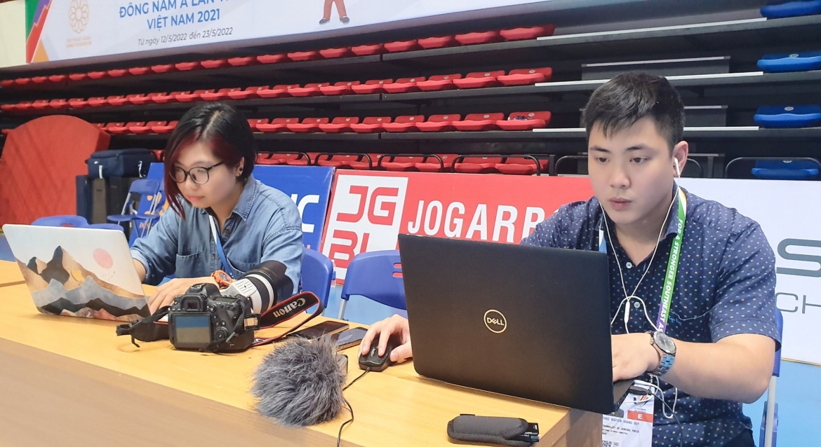 Phóng viên Trường Giang và phóng viên Duy Thái (VOV Đông Bắc) tác nghiệp tại Quảng Ninh. Dù thể thao không phải là sở trường nhưng các phóng viên VOV Đông Bắc cũng đã hoàn thành tốt công việc được giao.