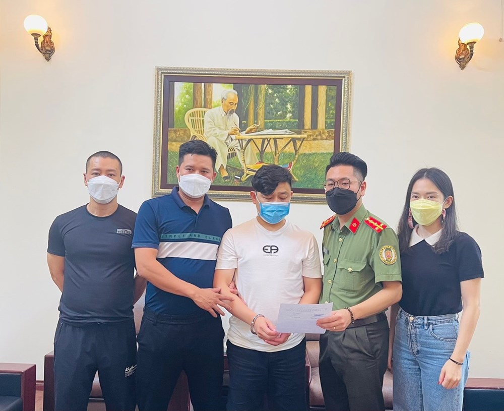 Phòng Quản lý xuất nhập cảnh, Công an Hải Phòng bàn giao đối tượng Chen Sifeng (áo trắng, ở giữa) cho Cục Cảnh sát hình sự - Bộ Công an. (Ảnh: CA Hải Phòng)