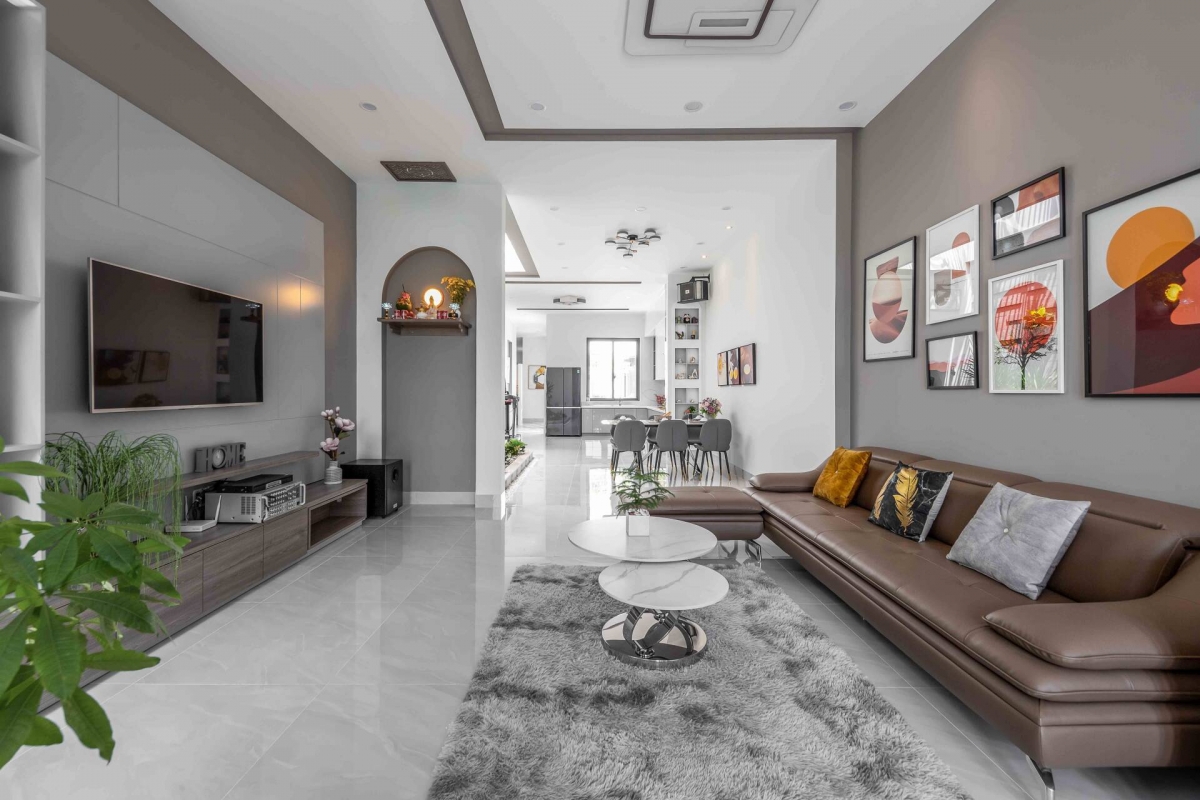 Căn nhà mang màu sắc chủ đạo là sắc xám - trắng, tuy nhiên không khiến cho nó trở nên đơn điệu hay nhàm chán. Thay vào đó còn tạo cảm giác căn nhà sâu và rộng rãi, thoáng mát hơn.