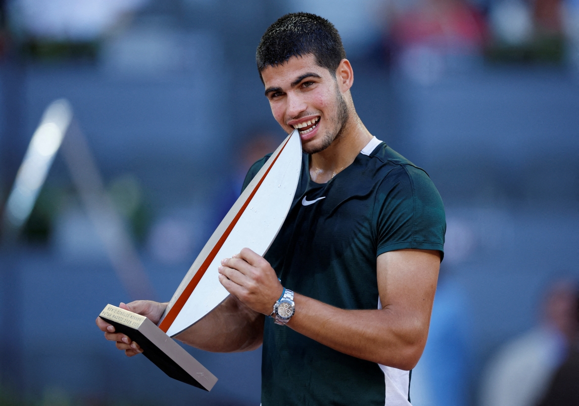 Carlos Alcaraz ăn mừng danh hiệu vô địch Madrid Masters 2022. (Ảnh: Reuters). 