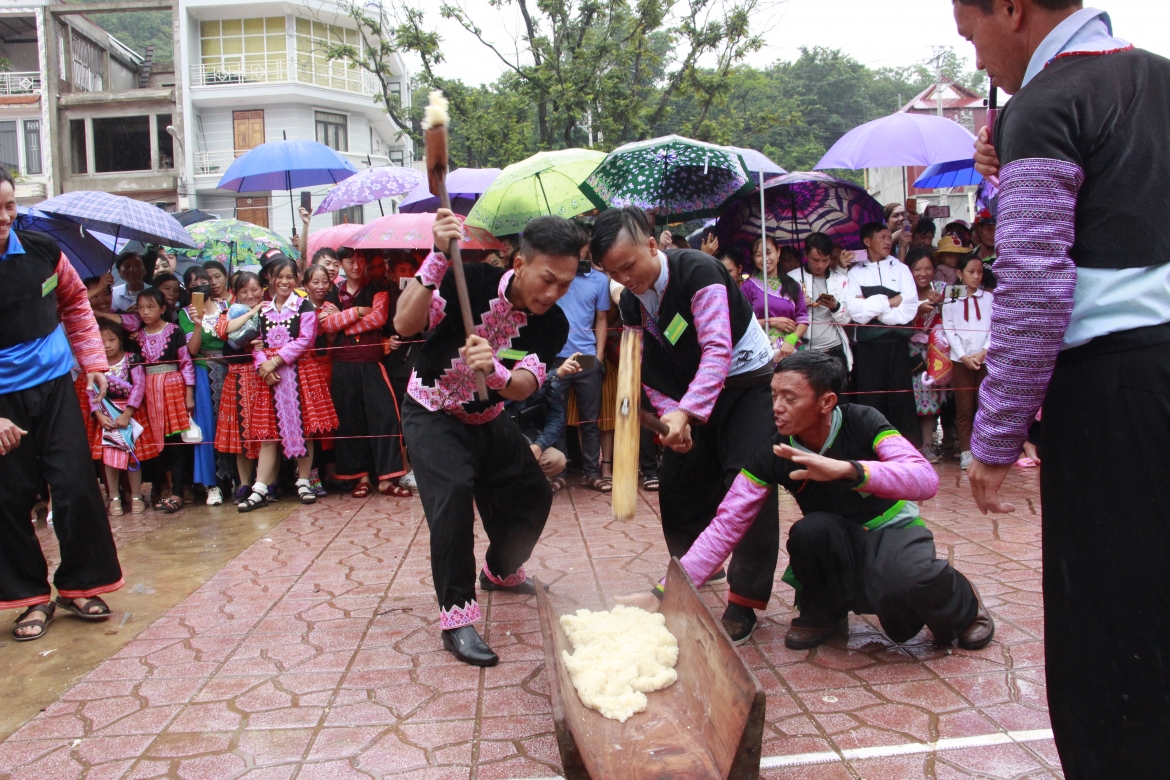Tìm hiểu văn hóa địa phương qua các ngày hội, hoạt động trải nghiệm, nhà nghỉ cộng đồng và các món ăn dân tộc đặc sắc.