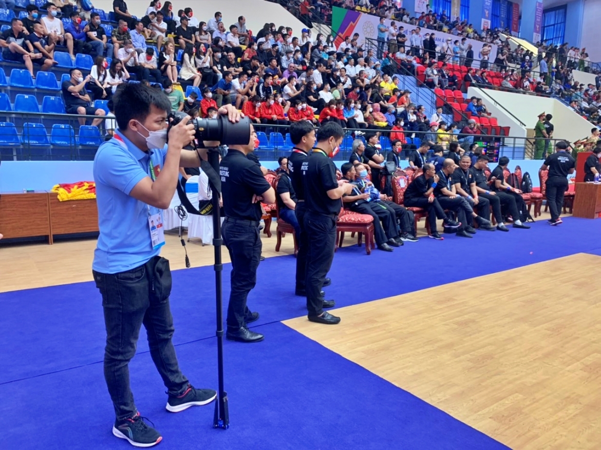 Phóng viên Dương Thuật (Báo điện tử VOV) tác nghiệp ở nhà thi đấu Gia Lâm, nơi diễn ra môn vật của SEA Games 31.