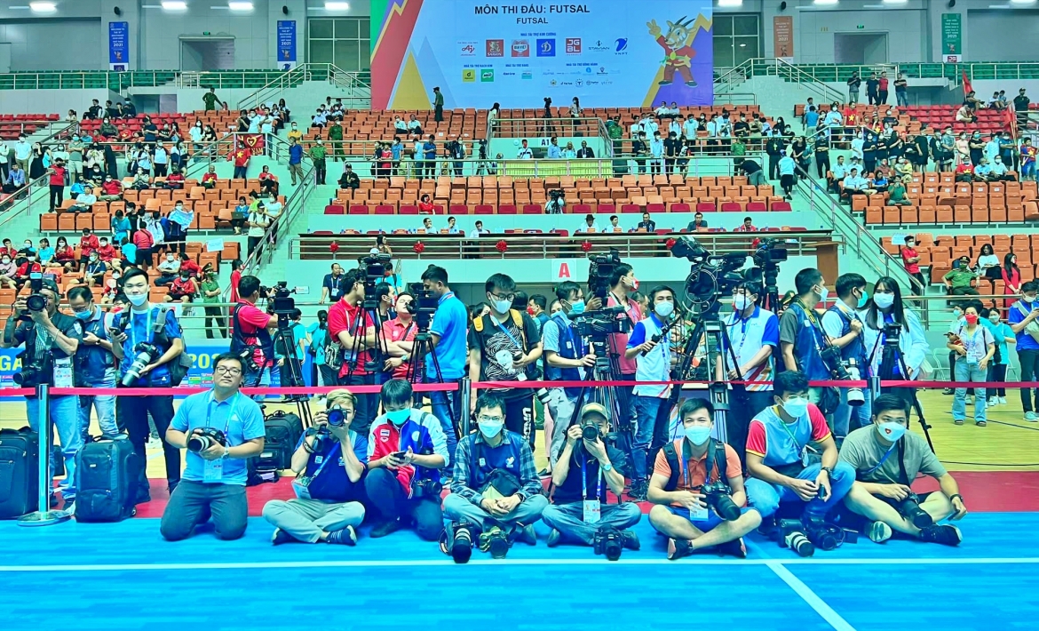 Ngoài tác nghiệp ở các môn vật, đấu kiếm, điền kinh, futsal, phóng viên Dương Thuật còn tham gia tác nghiệp ở các trận bóng đá tại SEA Games 31. Đây là lần đầu tiên anh được tác nghiệp tại một đại hội thể thao lớn. 