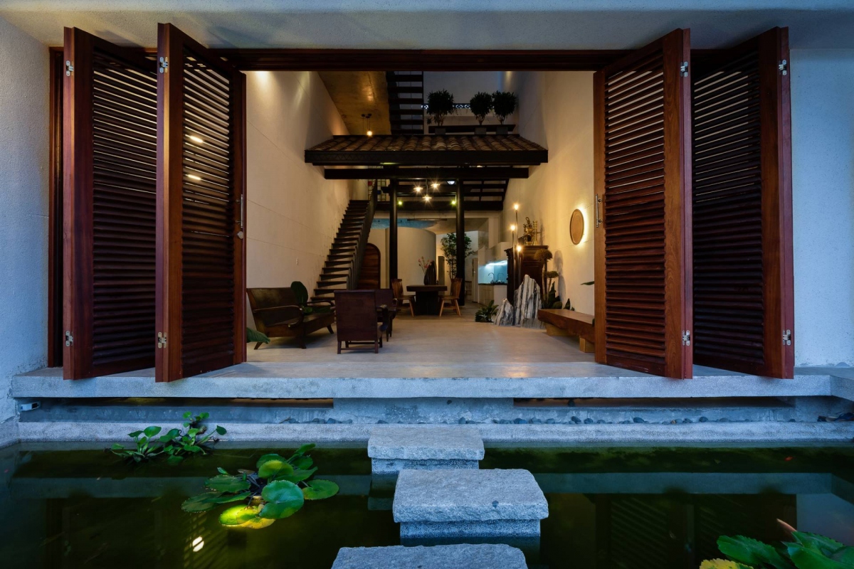 Không gian nhìn từ ngoài vào rất ấm cúng, gợi cảm giác của những căn nhà cổ kính nhưng cũng rất hiện đại.