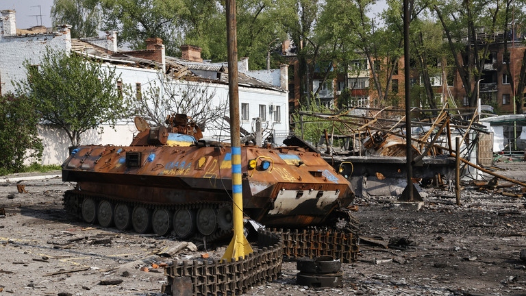 Một chiếc xe tăng bị phá hủy sau một cuộc giao tranh tại Ukraine. Ảnh: Getty