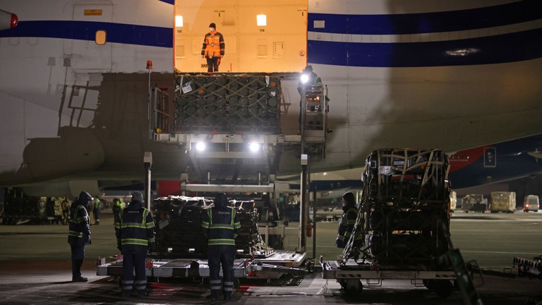 Một lô vũ khí được cung cấp cho Ukraine. Ảnh: Reuters.