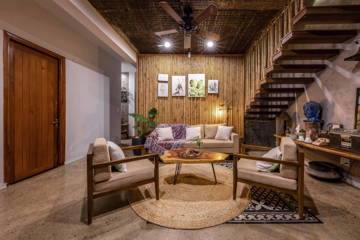 Phía bên trong căn nhà được thiết kế chủ yếu với vật dụng là tre. Điều này không chỉ giúp tăng sự mộc mạc, giản dị cho căn nhà mà còn mang đậm nét thiết kế của người Việt.