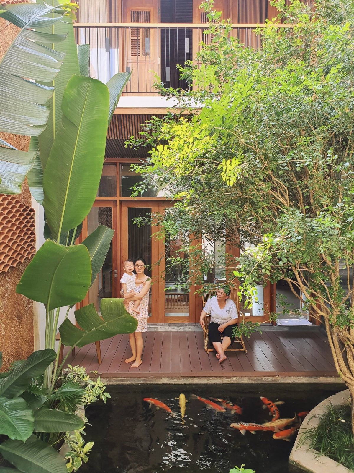 Căn nhà với cấu trúc đơn giản, có khoảng sân sau làm nơi thư giãn, vừa trồng cây tạo cảm giác mát mẻ, dễ chịu và vừa có ao cá.