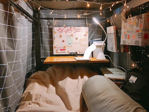 Chiếc rèm kín đáo tạo không gian riêng tư. 