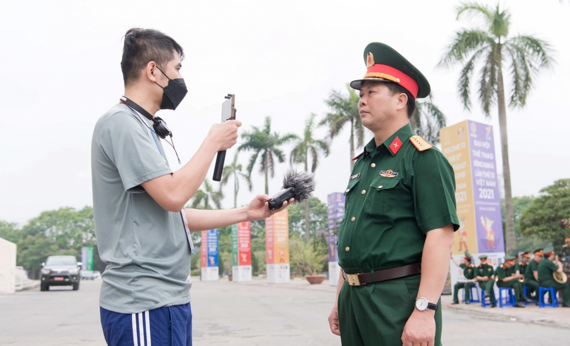 Phóng viên Ngô Đức (VOV2) tham gia tác nghiệp ở nhiều môn thi đấu như bóng đá, điền kinh, kurash, đấu kiếm, bơi...Anh trở thành một phóng viên "3 trong 1" khi vừa ghi âm cho phát thanh, vừa quay video cho các nền tảng nội dung số và chụp ảnh cho báo điện tử.