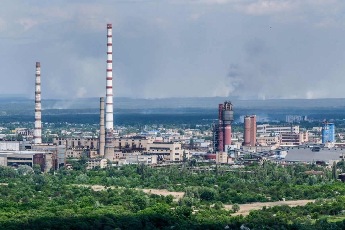 Khói bốc lên từ thành phố Severodonetsk, Ukraine ngày 28/5. Ảnh: Rick Mave