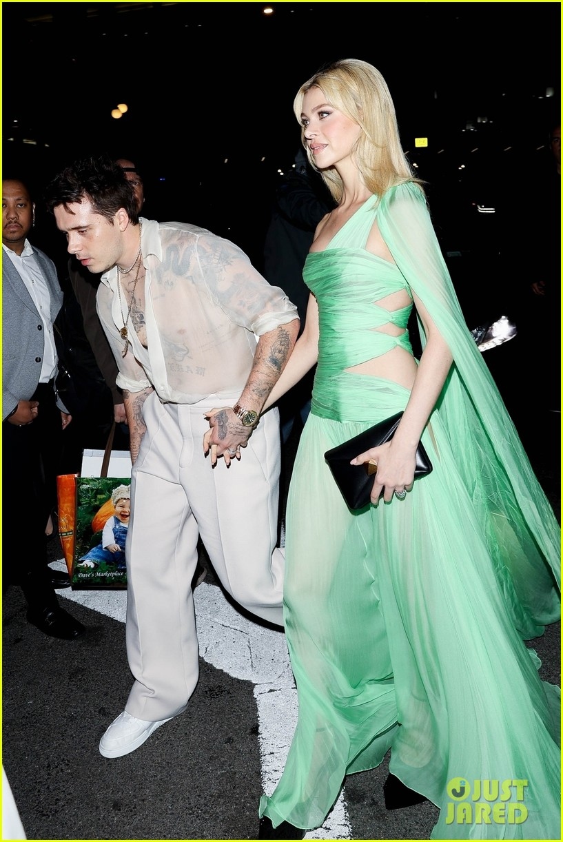 Cặp đôi nắm tay tình cảm đến dự tiệc, thu hút mọi ánh nhìn.