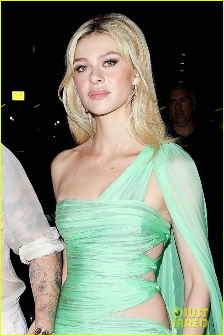 Trong khi đó, Nicola Peltz lại vô cùng quyến rũ với đầm cut-out màu xanh bắt mắt.