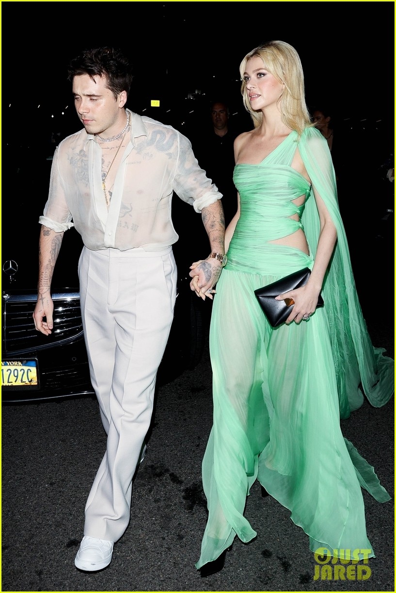 Brooklyn Beckham từng chi ra gần 500.000 USD để mua nhẫn đính hôn gắn kim cương và ngọc lục bảo cho bạn gái. Sau khi đính hôn, chàng trai sinh năm 1999 hạnh phúc viết trên trang cá nhân Instagram rằng: "Anh rất vui mừng và cảm thấy may mắn khi được dành phần đời còn lại của mình để ở bên em. Em khiến anh trở thành người đàn ông hạnh phúc nhất trên thế giới. Anh hứa một ngày nào đó sẽ trở thành người chồng tốt nhất và người cha tuyệt vời nhất. Anh yêu em".