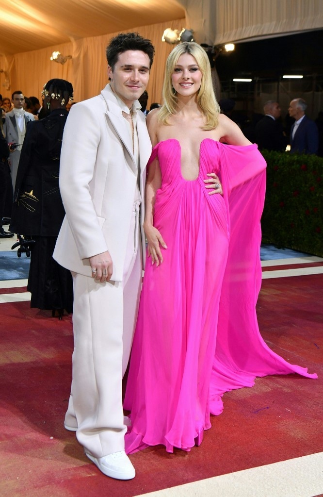 Brooklyn Beckham sinh năm 1999, là người mẫu và nhiếp ảnh gia người Anh. Con trai Vic - Beck từng theo học nhiếp ảnh tại Trường Thiết kế Parsons ở New York.