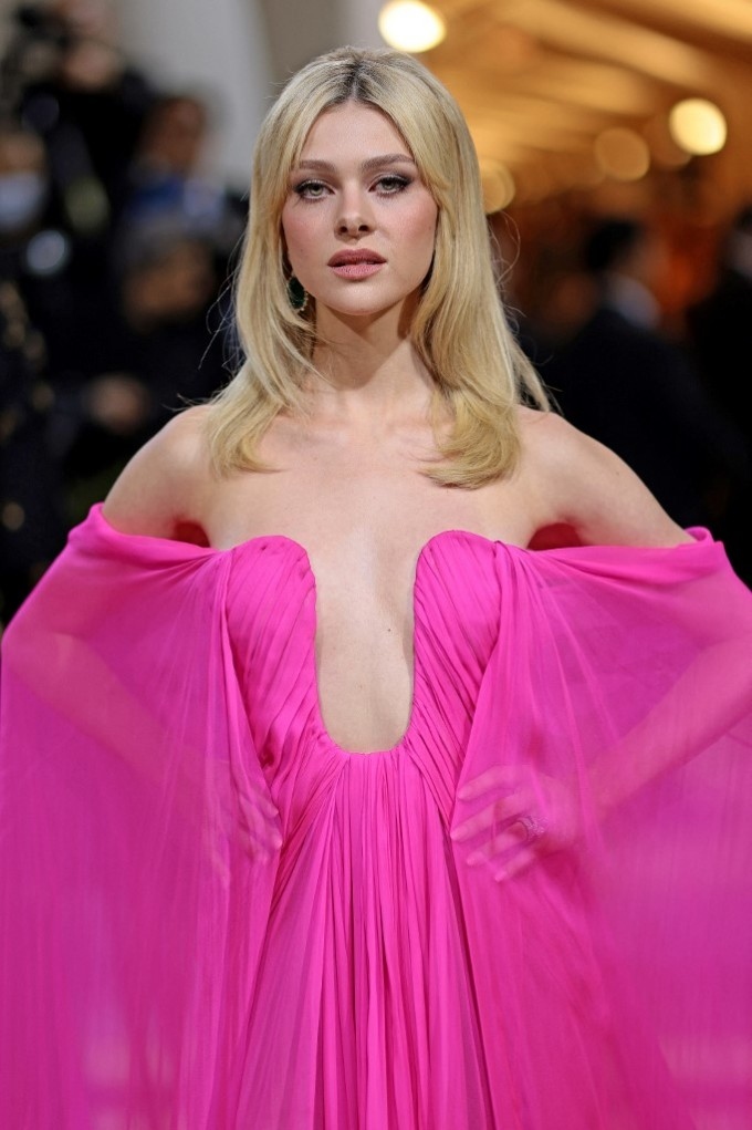 Nicola Peltz sinh năm 1995, là con gái của tỷ phú Nelson Peltz - nhà đầu tư nổi tiếng tại New York, giữ cổ phần nhiều công ty lớn. Cô đóng phim từ năm 11 tuổi, có vai diễn đột phá trong The Last Airbender (2010) và góp mặt trong Transformers: Age of Extinction (2014)./.