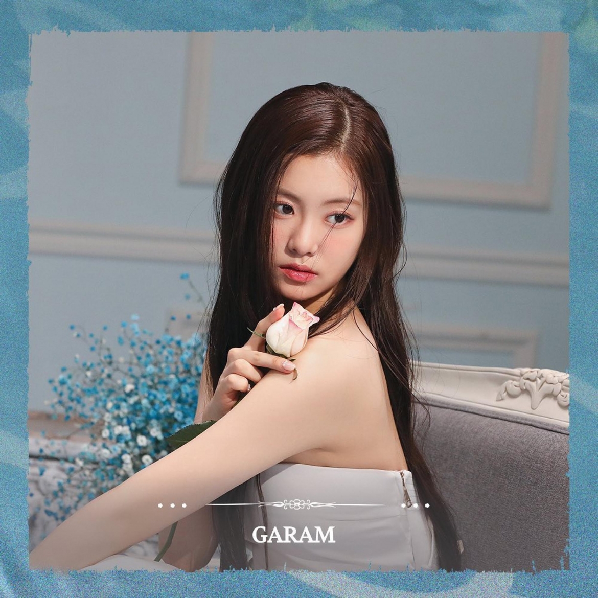 Kim Garam là một nhân tố bí ẩn của Lesserafim và cho đến nay rất ít thông tin về cô được tiết lộ. Truyền thông Hàn Quốc cho biết cô đang theo học tại Trường Nghệ thuật Biểu diễn Seoul, khoa Sân khấu và Điện ảnh. Cô cũng từng xuất hiện trong MV "Drunk-Dazed" của nhóm Enhypen. Nguồn: @le_sserafim/Instagram