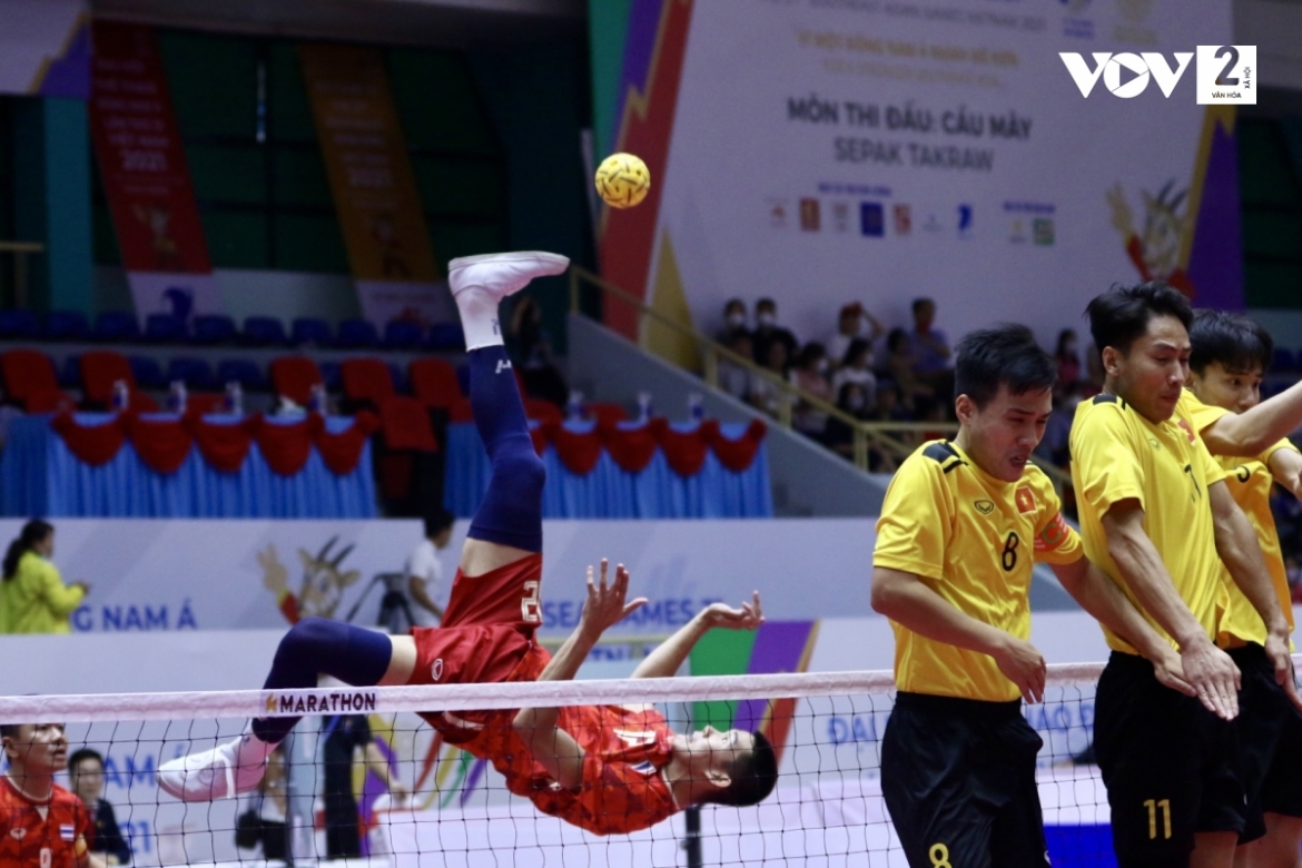 Sang đến set 3 có những lúc hai đội bám đuổi nhau từng điểm số, tuy nhiên Thái Lan (áo đỏ) đã bản lĩnh hơn để giành chiến thắng set 3 với tỉ số 21-16.