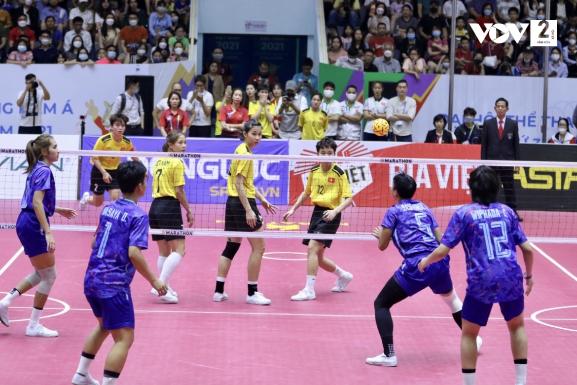 Trận chung kết diễn ra khá cân bằng và đôi bên cạnh tranh từng điểm số, nhưng Thái Lan vượt lên dẫn trước nhờ chắt chiu những cơ hội. ĐT cầu mây nữ Việt Nam để thua 18-21 trong set đầu tiên.