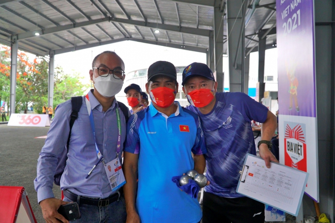 Phóng viên Hùng Cường (VOV1, bên trái) tham gia tác nghiệp các môn bi sắt, billiards &amp; snooker và thể thao điện tử.