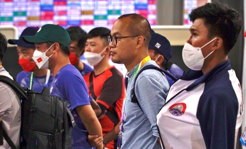 Phóng viên Hùng Cường chăm chú theo dõi các vận động viên tranh tài.
